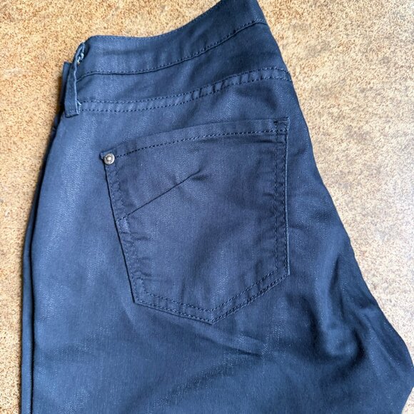 James Jeans Dry Aged Denim “Twiggy” in Black Cat Wash - Picture 4 of 10